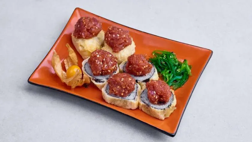 Tatar w rolce tuńczyk zapieczony w tempurze