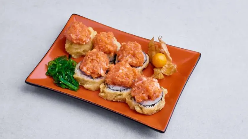 Tatar w rolce łosoś zapieczony w tempurze