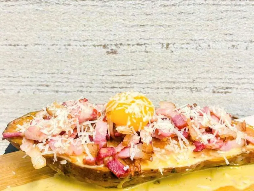 Pieczony Batat z sosem carbonara i boczkiem