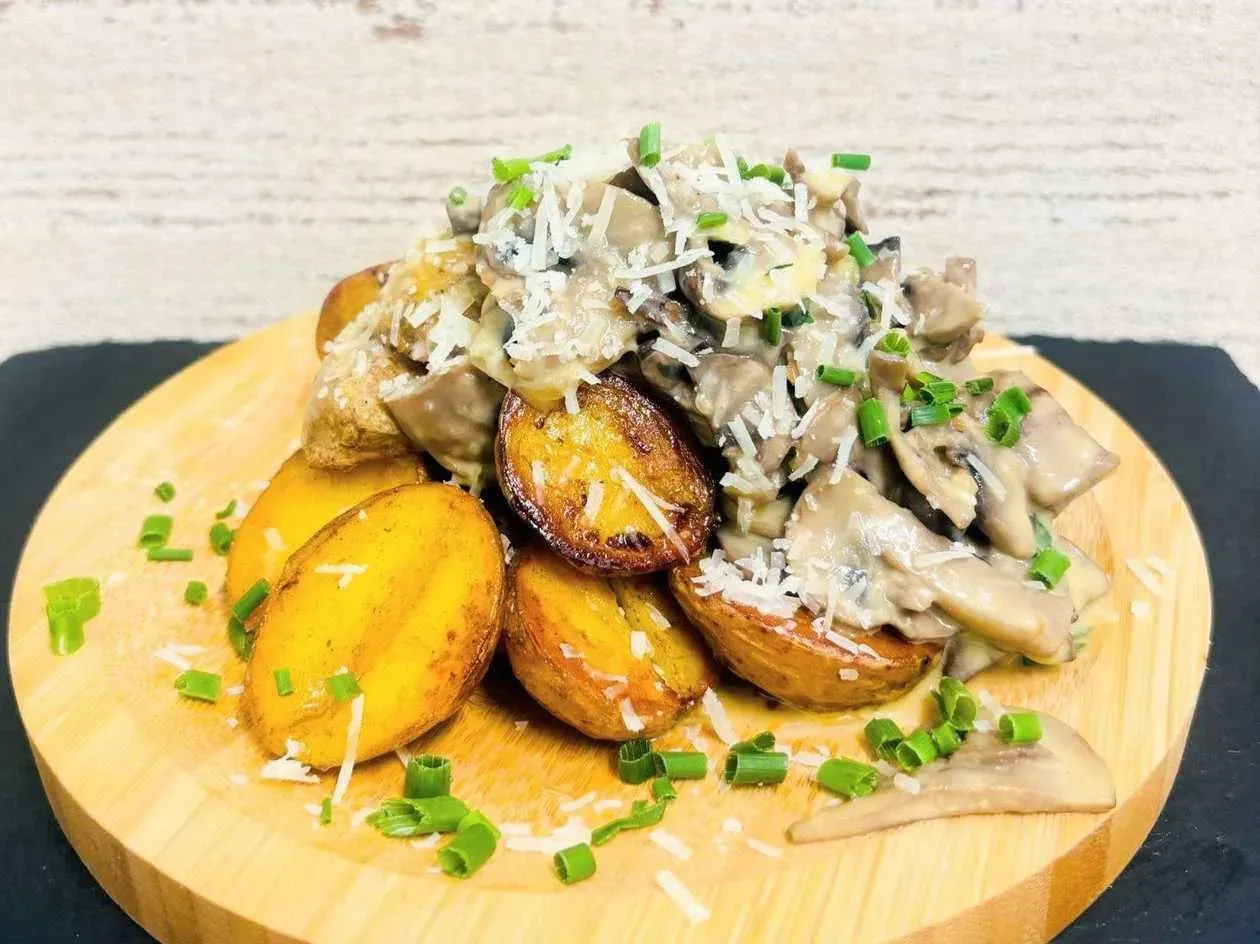 Francuskie ziemniaki z pieczarkami w sosie z parmezanem