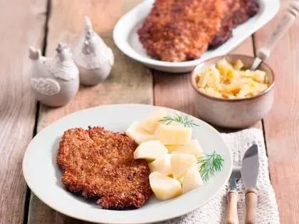 lunch Schabowy z gotowanymi ziemniakami i zupą