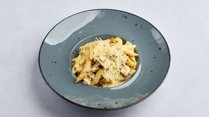 Zestaw 30. Penne z kurkami, kurczakiem w sosie śmietanowym