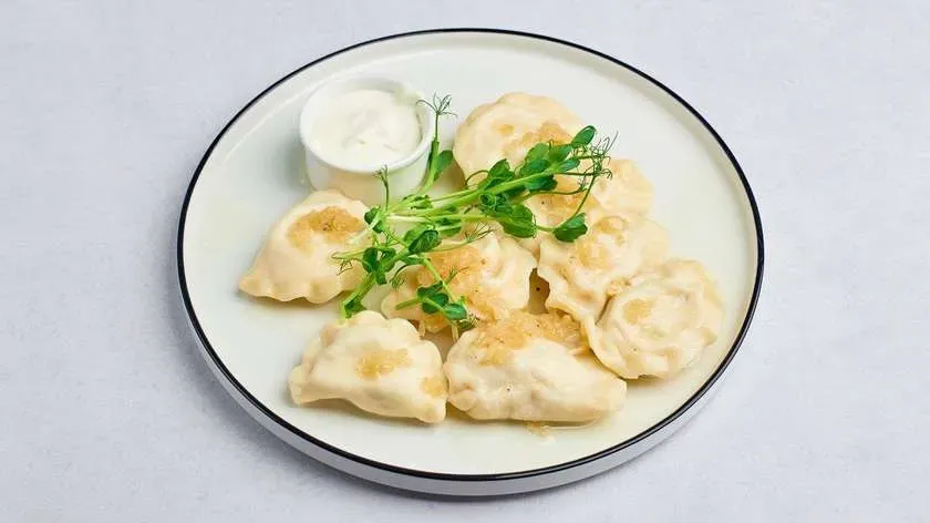 Zestaw 9b. Pierogi z mięsem i okrasą z cebulki lub śmietaną  (8 szt.)