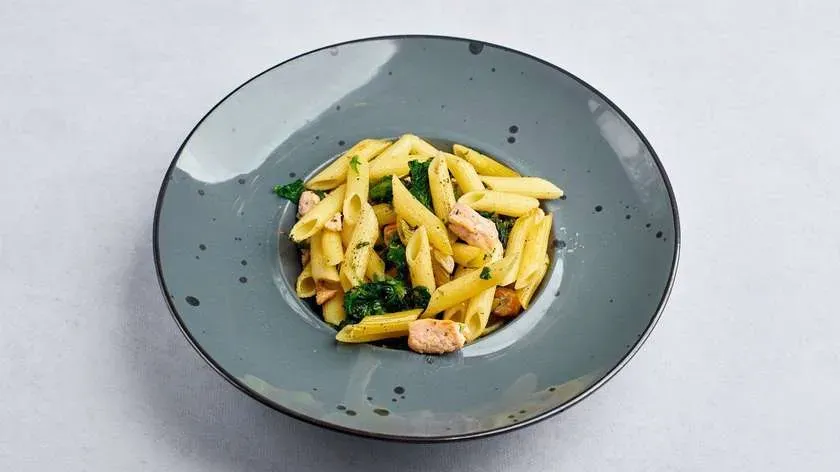 Zestaw 34. Penne z łososiem pieczonym, szpinakiem, czosnkiem, w sosie śmietanowym