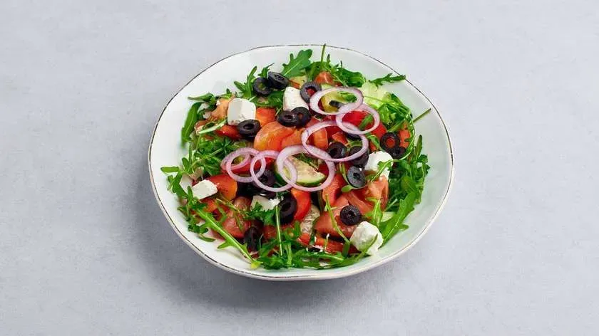 Zestaw 19a. Sałatka grecka z serem typu feta i sosem vinaigrette