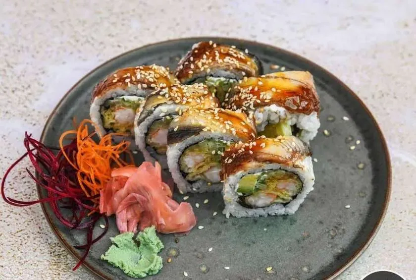 Dragon Krewetka W Tempurze, Ogórek, Awokado Philadelphia, Sezam
