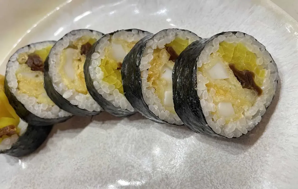 Kalmar w Tempurze, Spicy Mayo, Oshinko, Kanpyo, Ogórek, Sałata