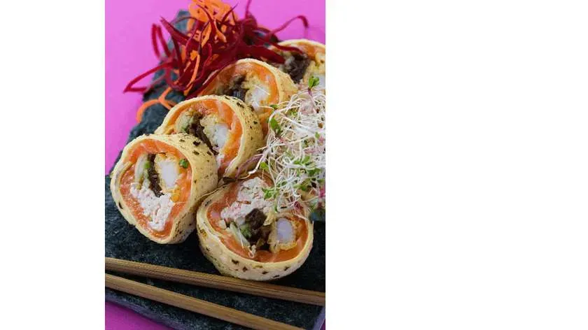Yokohama Special Roll Tamago Krewetka w Tempurze, Łosoś, Kanpyo, Sałatka z Kraba, Ogórek, Philadelphia
