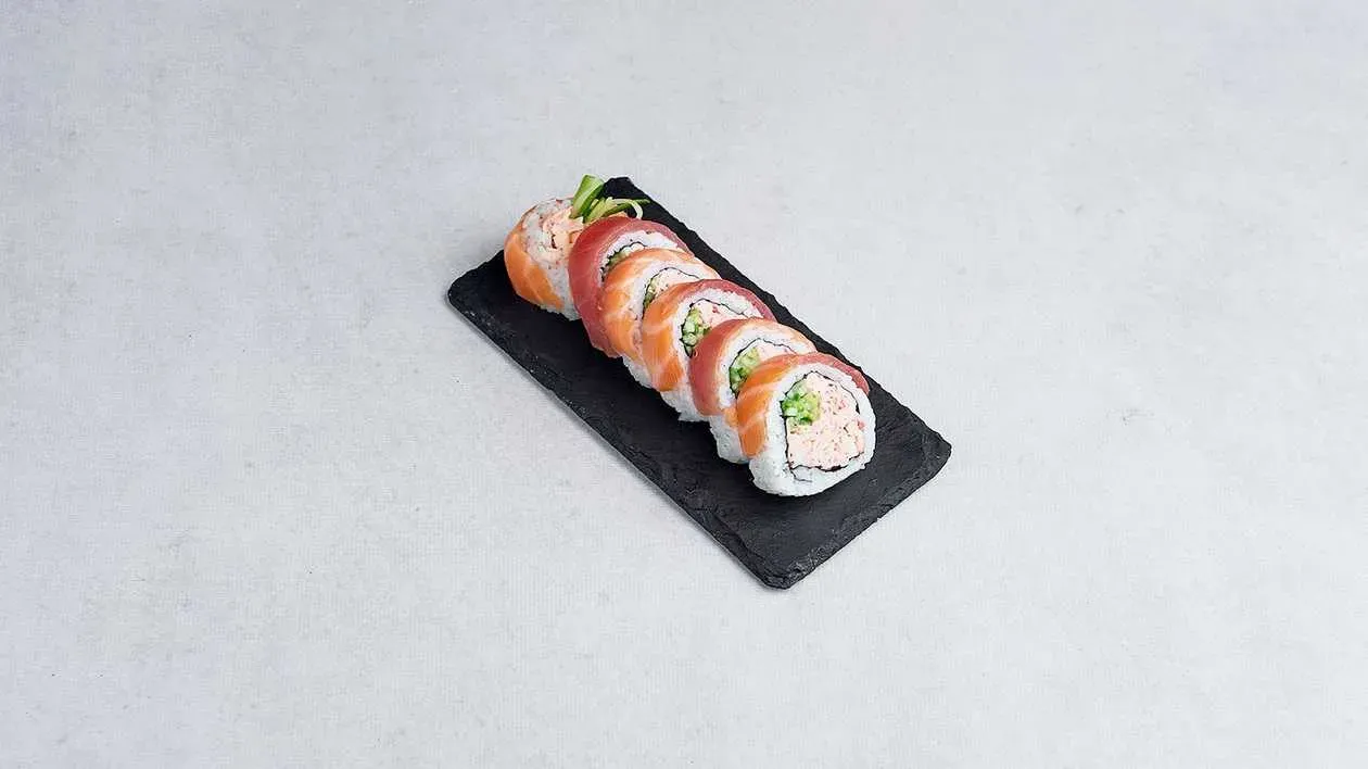 Pal. Krabowy, Awokado, Philadelphia, Tobiko Owinięte teczą ryb.