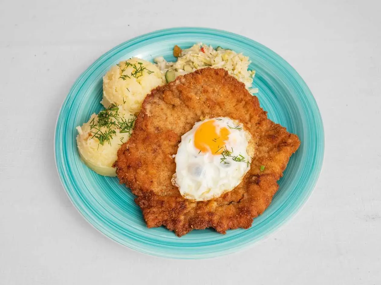 KOTLET SCHABOWY Z JAJKIEM SADZONYM