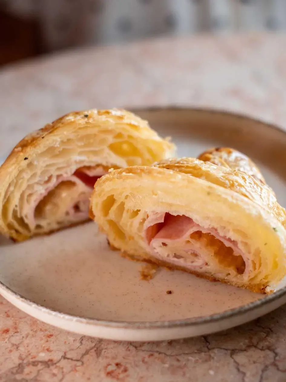 Croissant z szynka i serem