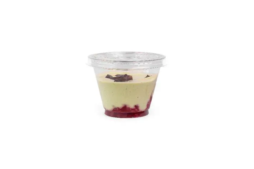Jogurt matcha z malinami i daktylami