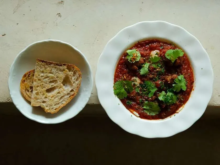 Shakshuka  z kiełbaskami