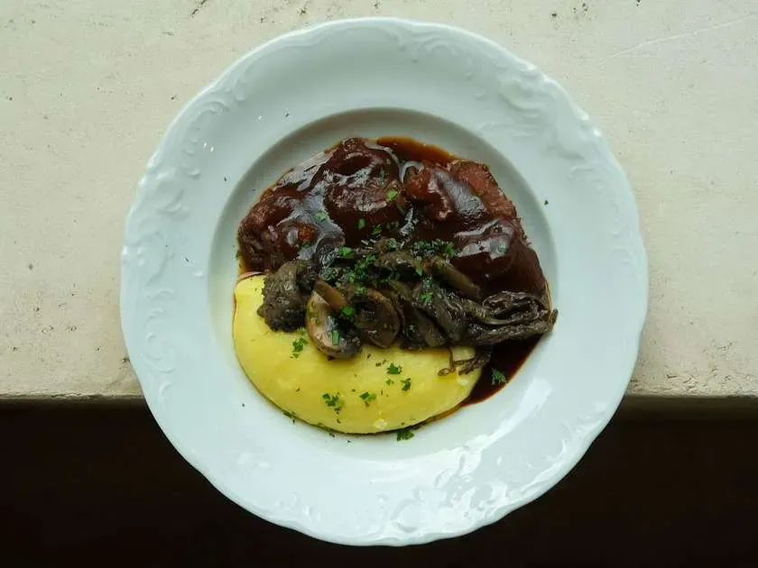 Policzki wołowe z puree ziemniaczanym