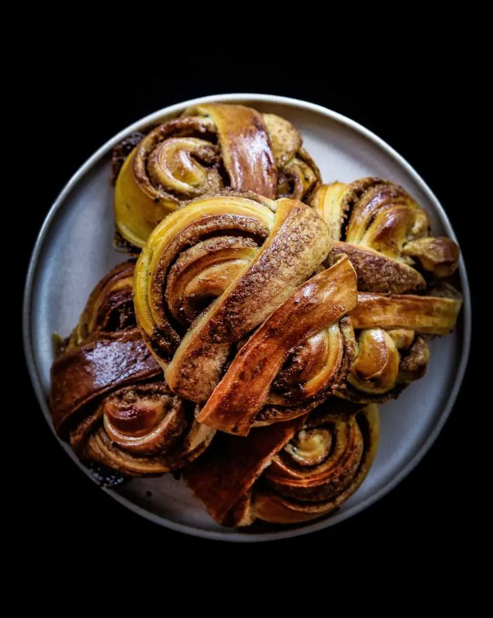 Cardamom Roll with Cardamom Seeds