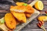 Kotlet z kurczaka z frytkami oraz surówką