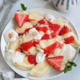 Domowe pierogi z truskawkami