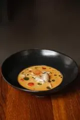 Tom Yum z kurczakiem i krewetkami