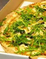 Pizza z kozim serem i oliwkami 30 cm