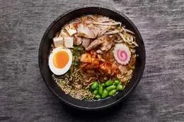 RAMEN KIMCHI Z WIEPRZOWINĄ
