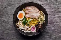 SHOYU RAMEN Z BOCZKIEM