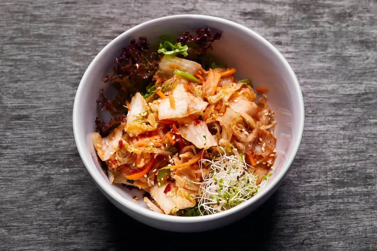 SAŁATKA Z KIMCHI