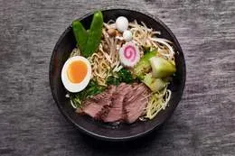 RAMEN SUKIYAKI Z WOŁOWINĄ