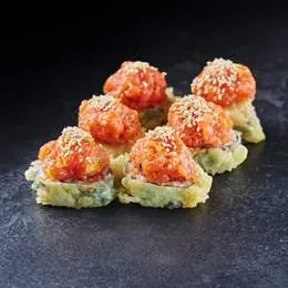 Special rolls Tatar z łososia w tempurze