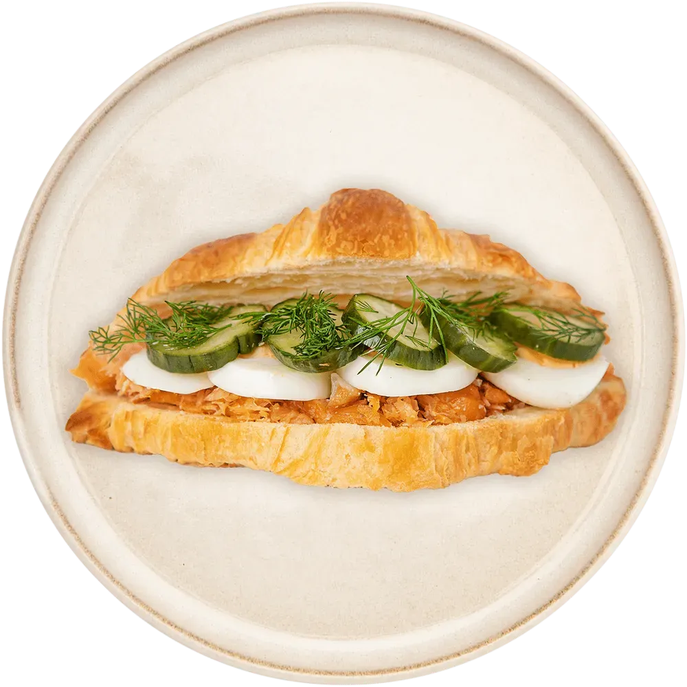 Croissant z wędzonym łososiem