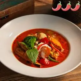 GAENG PHET Z TOFU I WARZYWAMI