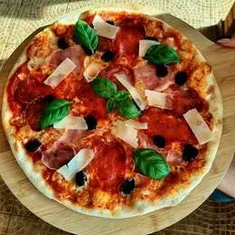 Pizza Salumi con olive