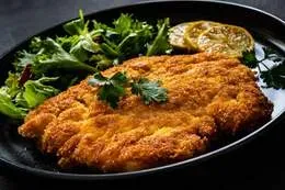 Kotlet schabowy z ziemniakami i surówką