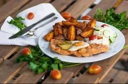 Kotlet schabowy z jajkiem sadzonym