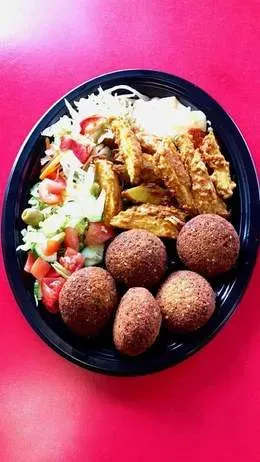 Falafel na talerzu duży