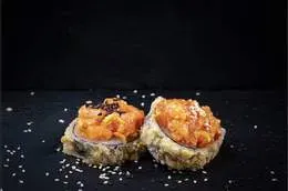 Futomaki łosoś tatar w tempurze 6szt