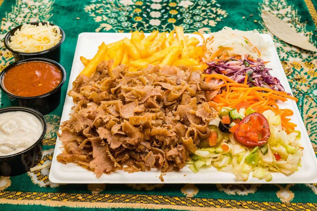 Kebab na Talerzu z Wołowiną i serem