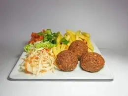Talerz falafel wegetariański z frytkami
