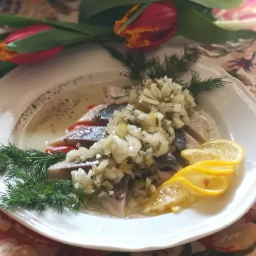 Śledź w oleju z siekaną cebulą