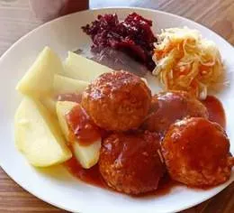 Pulpety w sosie pomidorowym z kaszą lub ziemniakami i surówką.