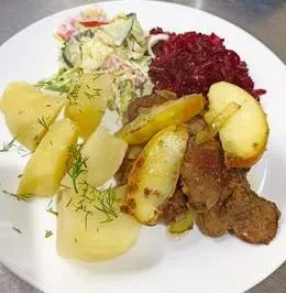 Wątróbka drobiowa smażona z cebulą i jabłkiem z ziemniakami i surówką