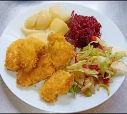 Chrupiące polędwiczki z kurczaka w płatkach z ziemniakami i surówką
