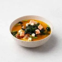 Zupa miso z łososiem