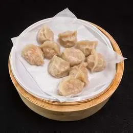 Pierogi z warzywami, makaronem sojowym i jajkiem