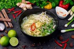 Pho Won-ton z pierożkami wołowo-wieprzowymi