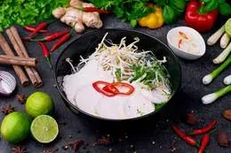 Pho ga ran z kurczakiem smażonym