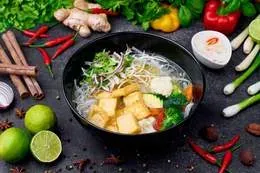 Pho dau z tofu i warzywami