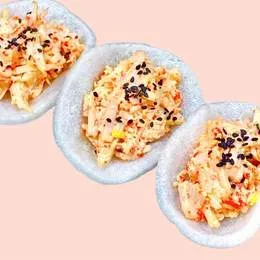 Chipsy krewetkowe z sałatką surimi i kawiorem Tobiko (3 szt.)