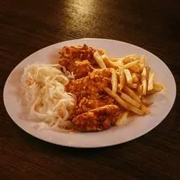 Nuggetsy z fileta z kurczaka z frytkami i surówką