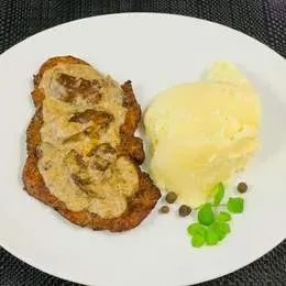 Wieprzowina zapiekana z sosem pieczrkowym z przystawką do wyboru