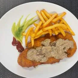 Kurczak panierowany z grzybowo-śmietankowym sosem z przystawką do wyboru